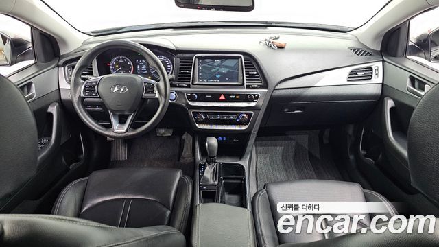 Hyundai Sonata — interior