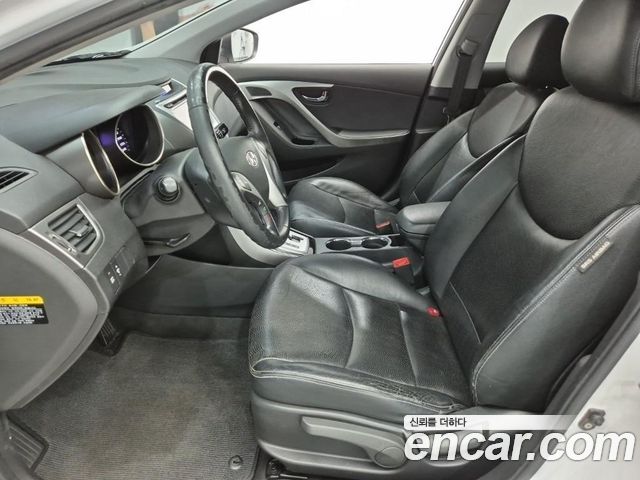 Hyundai Avante — interior