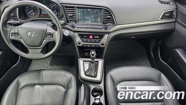Hyundai Avante — interior