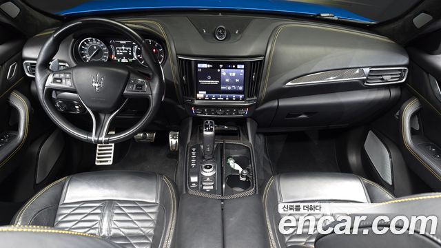 Maserati Levante — interior