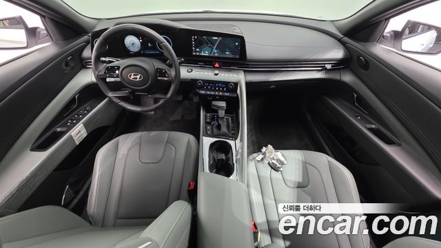 Hyundai Avante — interior