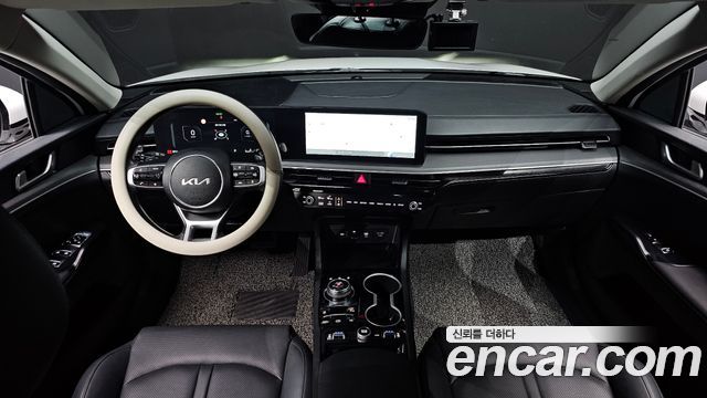 Kia K5 — interior