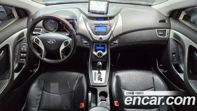 Hyundai Avante — interior