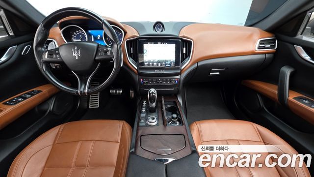 Maserati Ghibli — interior