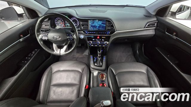 Hyundai Avante — interior