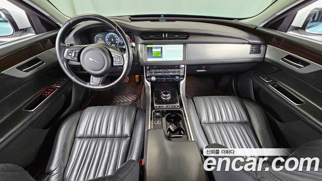 Jaguar XF — interior
