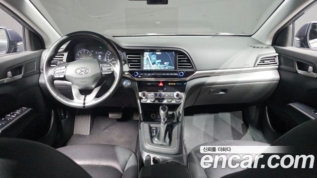 Hyundai Avante — interior