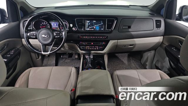 Kia Carnival — interior