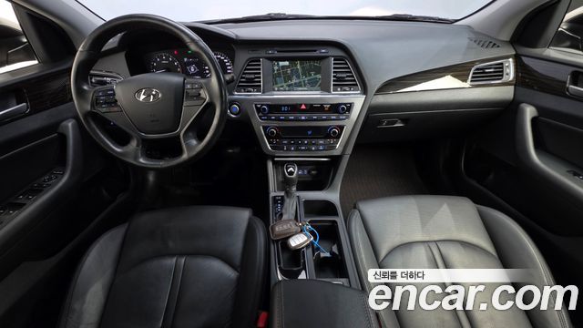 Hyundai Sonata — interior