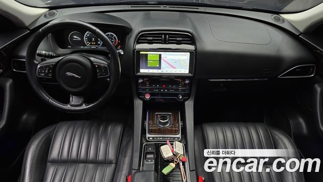 Jaguar F-Pace — interior