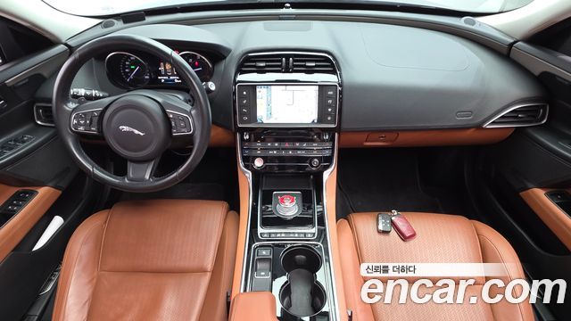 Jaguar XE — interior