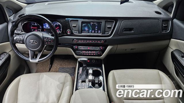 Kia Carnival — interior