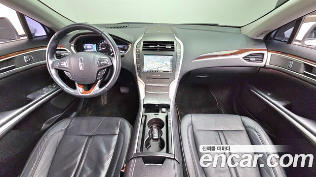 Lincoln MKZ — interior