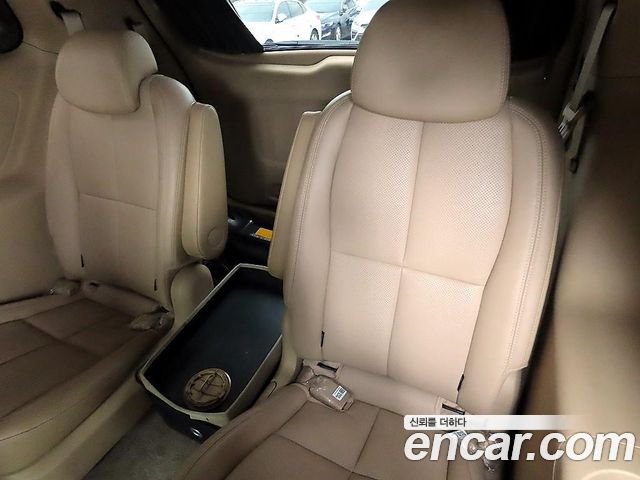 Kia Carnival — interior
