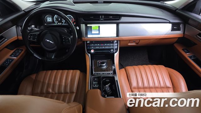 Jaguar XF — interior
