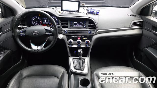 Hyundai Avante — interior