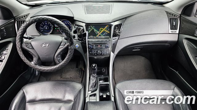 Hyundai Sonata — interior