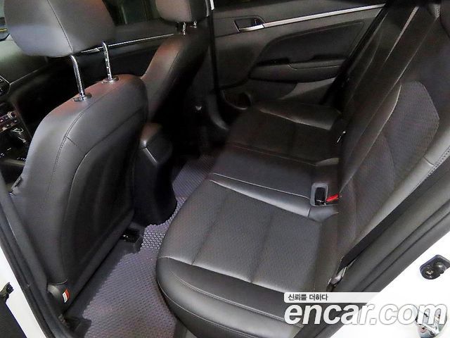 Hyundai Avante — interior