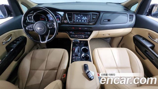 Kia Carnival — interior