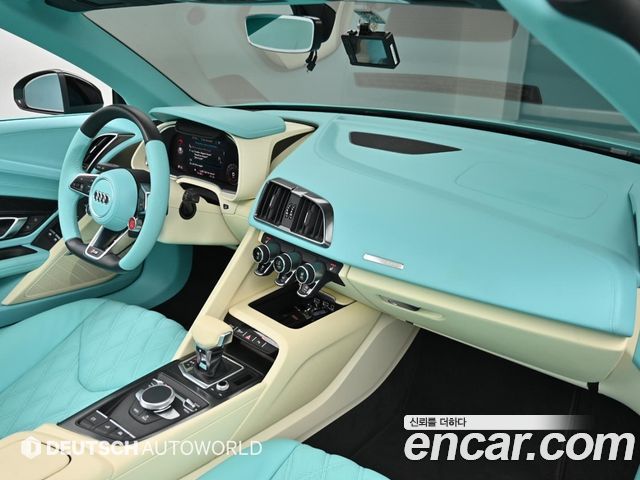 Audi R8 — interior