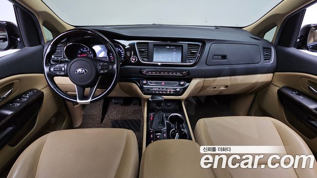Kia Carnival — interior