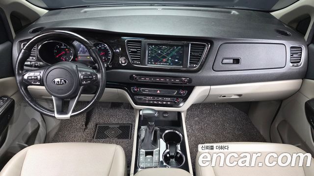 Kia Carnival — interior