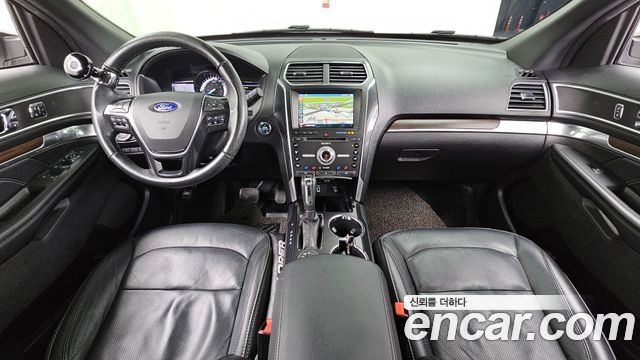 Ford Explorer — interior