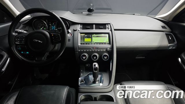 Jaguar E-Pace — interior