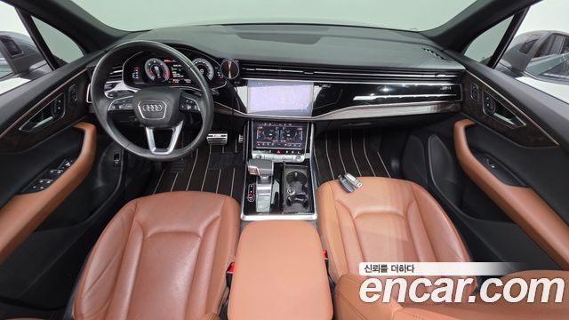 Audi Q7 — interior