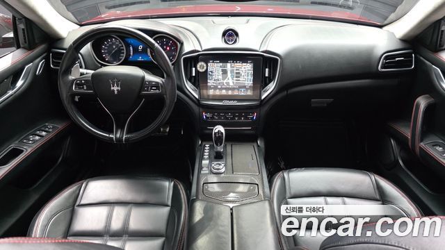 Maserati Ghibli — interior