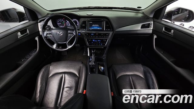 Hyundai Sonata — interior