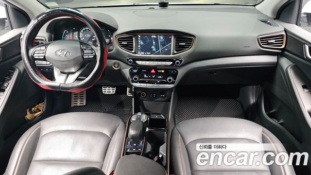 Hyundai Ioniq — interior