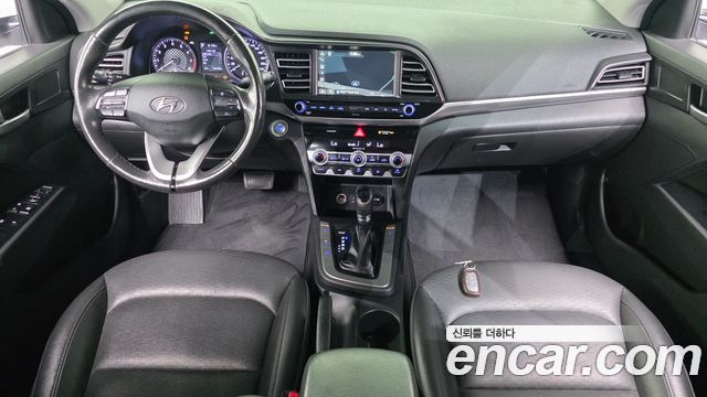 Hyundai Avante — interior