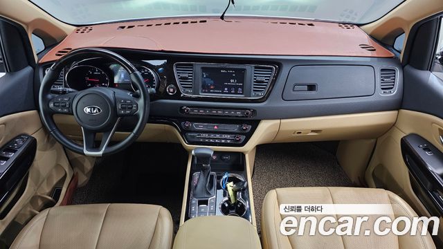 Kia Carnival — interior