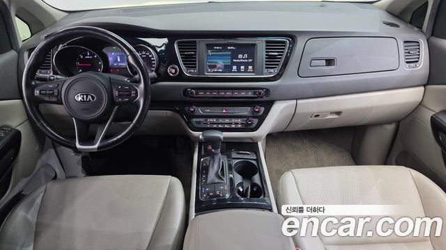 Kia Carnival — interior