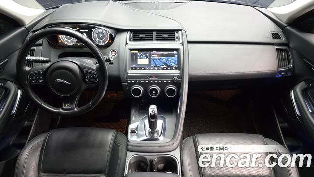 Jaguar E-Pace — interior