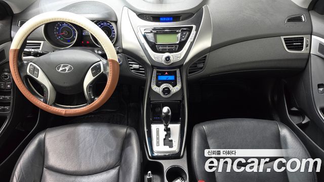 Hyundai Avante — interior