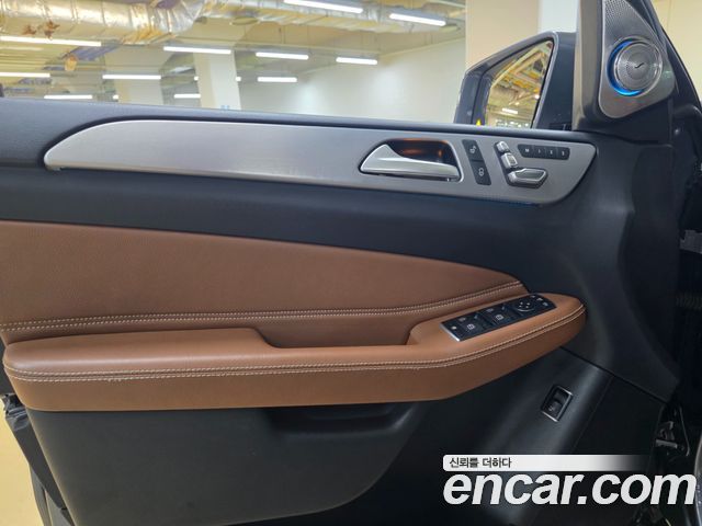 Mercedes-Benz GLE-Class — interior