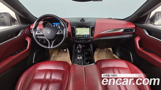 Maserati Levante — interior