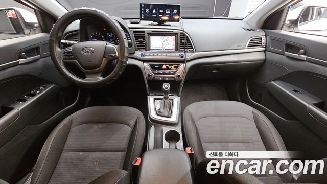 Hyundai Avante — interior