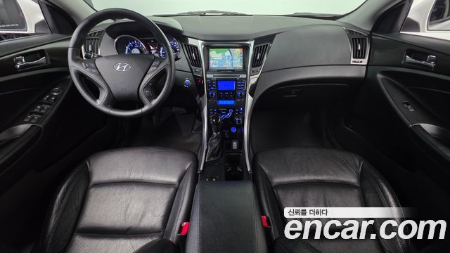 Hyundai Sonata — interior