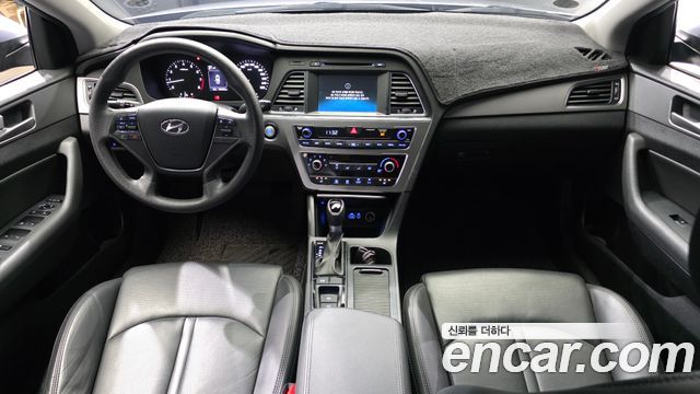 Hyundai Sonata — interior
