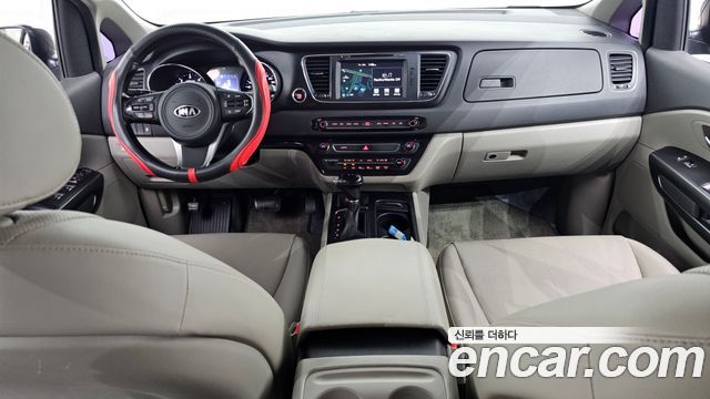 Kia Carnival — interior