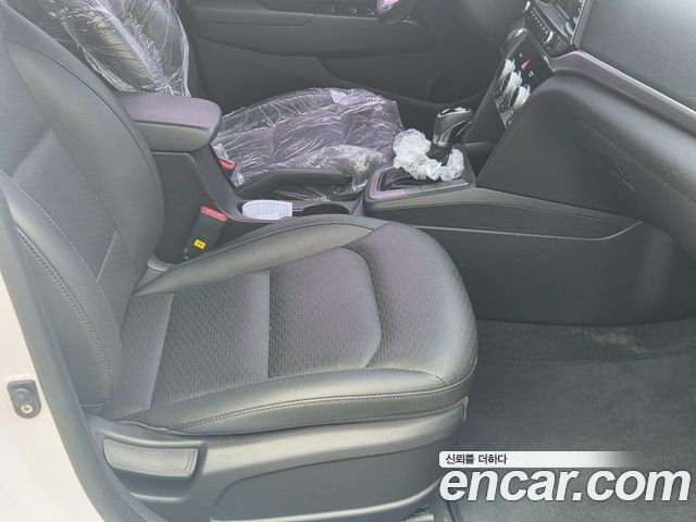 Hyundai Avante — interior