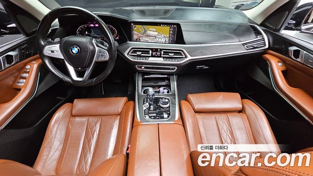 BMW X7 — interior