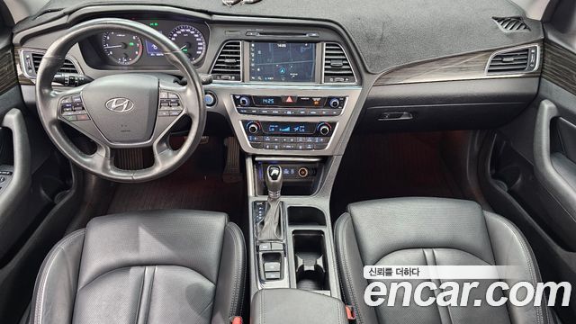Hyundai Sonata — interior