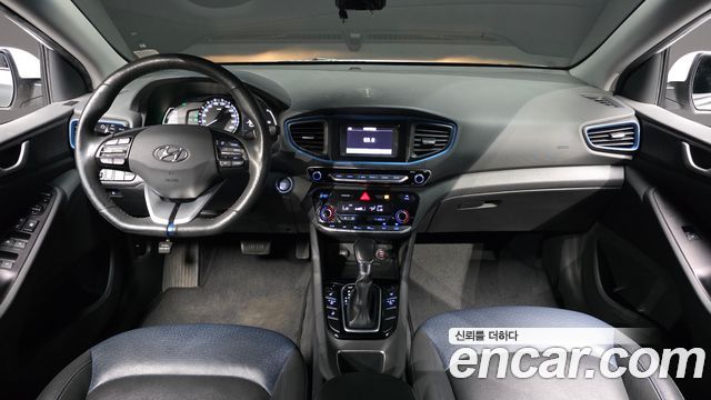 Hyundai Ioniq — interior