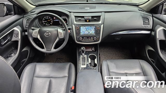 Nissan Altima — interior