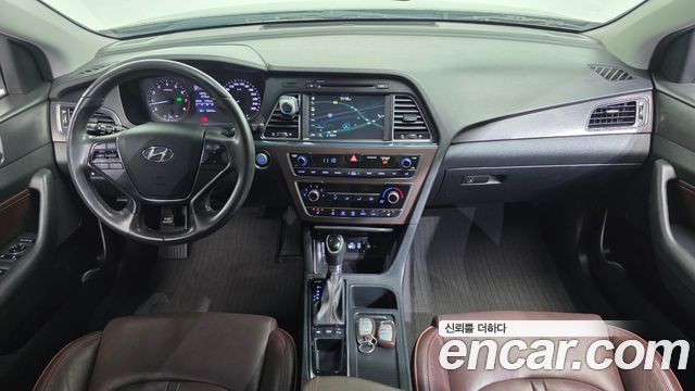 Hyundai Sonata — interior