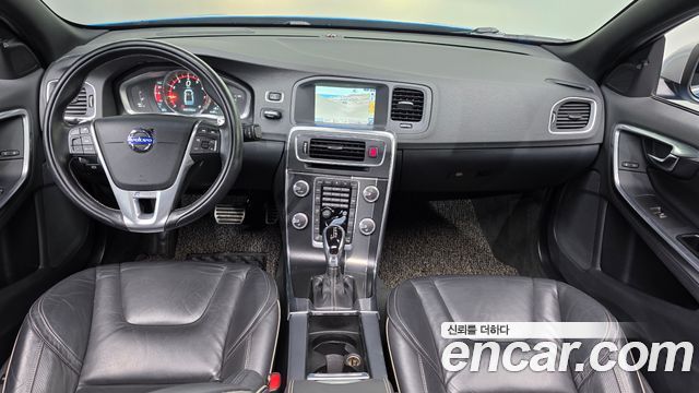 Volvo S60 — interior